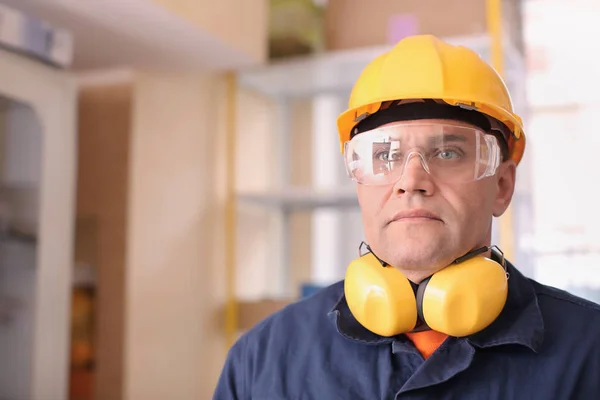 Trabajador Masculino Con Protectores Auditivos Gafas Seguridad Interiores —  Fotos de Stock