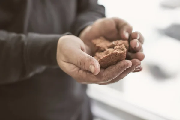 Povero uomo che tiene il pane, primo piano — Foto Stock