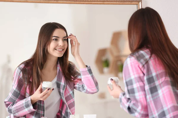 Jonge Vrouw Gezichtscrème Voor Spiegel Badkamer Toe Passen — Stockfoto