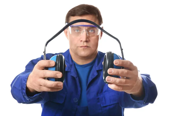 Mannelijke Werknemer Met Gehoorbeschermers Veiligheid Bril Witte Achtergrond — Stockfoto