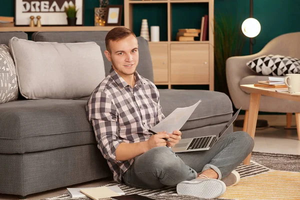 Stilig man arbetar med laptop inomhus — Stockfoto