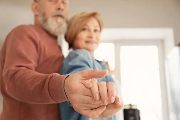 Feliz Pareja Madura Bailando Casa —  Fotos de Stock