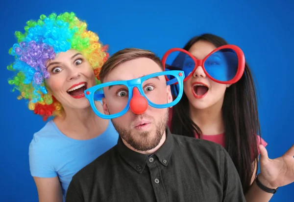 Jovens Disfarçados Posando Fundo Cor Dia Tolo Abril Celebração — Fotografia de Stock