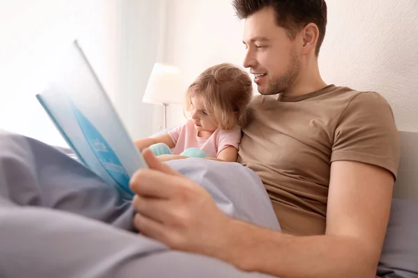 Батько Його Дочка Читають Книгу Ліжку Дитячій Кімнаті — стокове фото