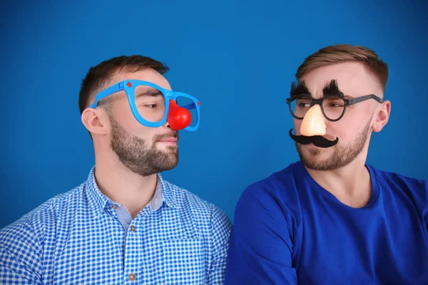 Jovens Disfarçados Posando Fundo Cor Dia Tolo Abril Celebração — Fotografia de Stock