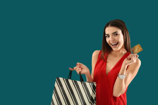 Young Woman Shopping Bags Credit Card Color Background — Stock Photo, Image