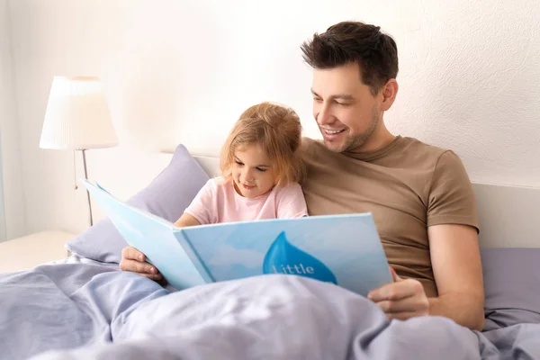 Ayah Dengan Anak Kecil Membaca Dongeng Sebelum Tidur Rumah — Stok Foto