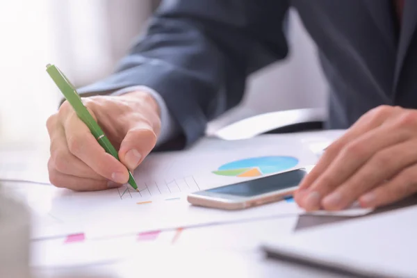 Mann Arbeitet Mit Dokumenten Tisch Devisenkonzept — Stockfoto