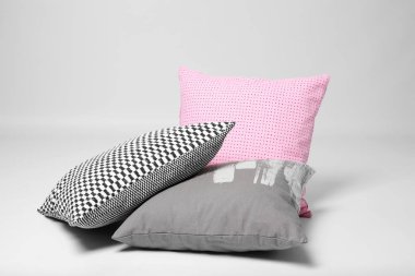 Işık arka plan üzerinde yumuşak dekoratif yastıklar