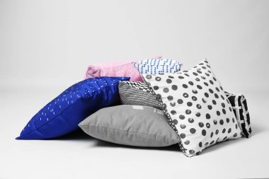 Işık arka plan üzerinde yumuşak dekoratif yastıklar