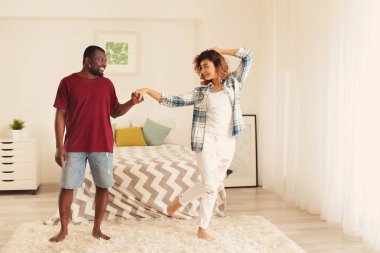 Şirin ırklararası çift evde dans