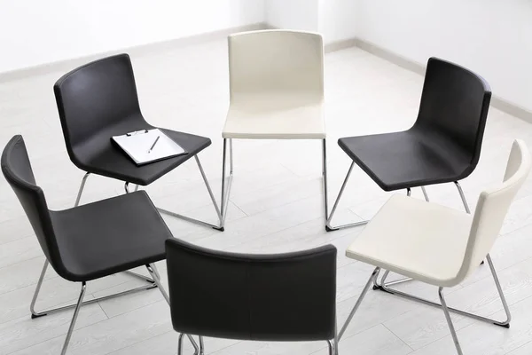 黑白椅在空室进行集体治疗 — 图库照片