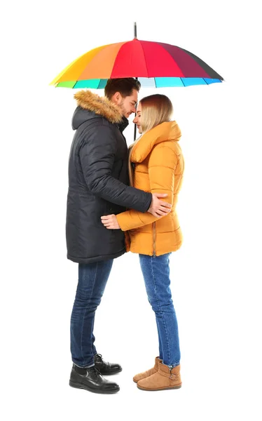 Junges romantisches Paar mit buntem Regenschirm auf weißem Hintergrund — Stockfoto