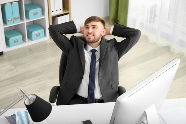 Jovem Empresário Descansando Local Trabalho Escritório — Fotografia de Stock