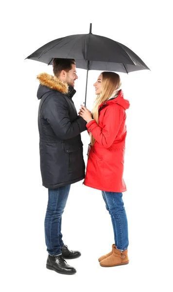 Jovem casal romântico com guarda-chuva no fundo branco — Fotografia de Stock