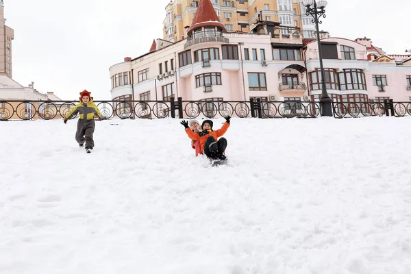 Niedliche Kinder Rodeln im verschneiten Park im Winterurlaub — Stockfoto