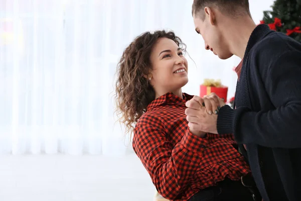 Jong Paar Dansen Thuis Liefdevolle — Stockfoto