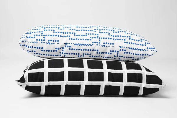 Işık arka plan üzerinde yumuşak dekoratif yastıklar