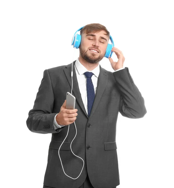 Joven Hombre Negocios Traje Escuchando Música Sobre Fondo Blanco — Foto de Stock