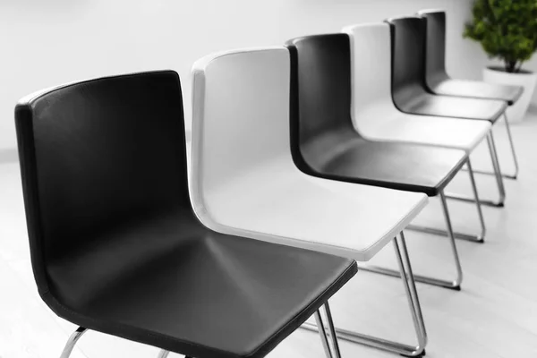 Schwarze Und Weiße Stühle Leeren Raum Für Gruppentherapie — Stockfoto