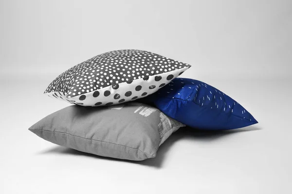 Travesseiros Decorativos Macios Fundo Claro — Fotografia de Stock
