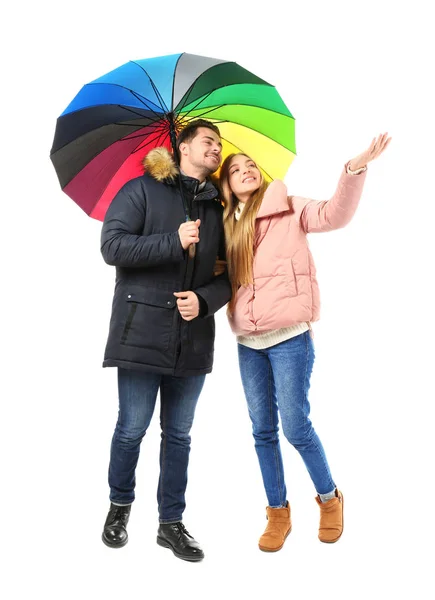 Unga romantiska par med färgglada paraply på vit bakgrund — Stockfoto