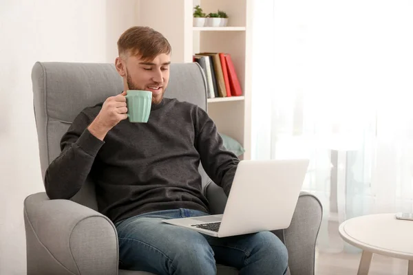 Genç Adam Evde Çalışırken Kahve Içiyor — Stok fotoğraf