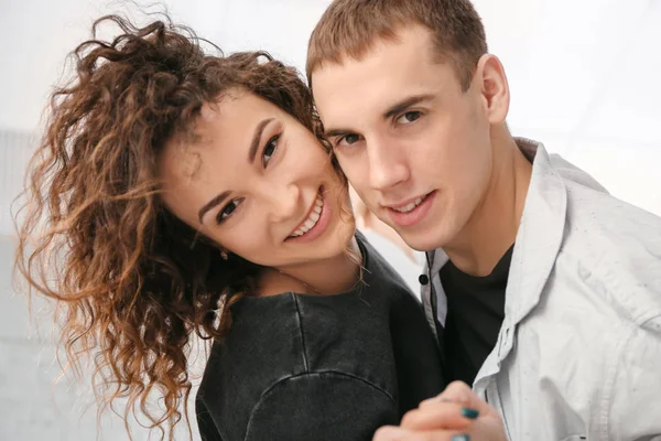 Portrait Jeune Couple Amoureux Dansant Dans Salle Lumière — Photo