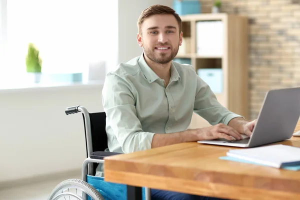 Jonge Man Rolstoel Werkplek — Stockfoto