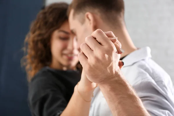 Jeune Couple Amoureux Dansant Dans Salle Lumière — Photo