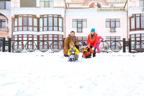 快乐家庭雪橇在雪公园在冬天假期 — 图库照片
