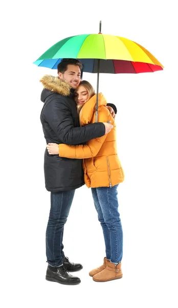 Jovem casal romântico com guarda-chuva colorido no fundo branco — Fotografia de Stock