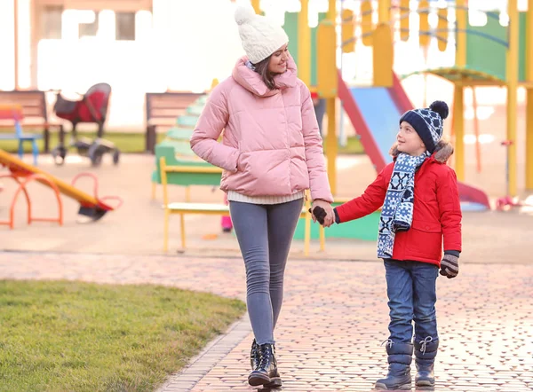 Jonge vrouw met kleine jongen buitenshuis. Adoptie van kind — Stockfoto