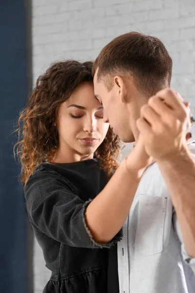 Jovem Casal Amoroso Dançando Sala Luz — Fotografia de Stock