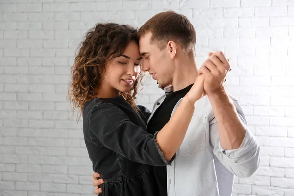 Joven Pareja Cariñosa Bailando Sala Luz —  Fotos de Stock