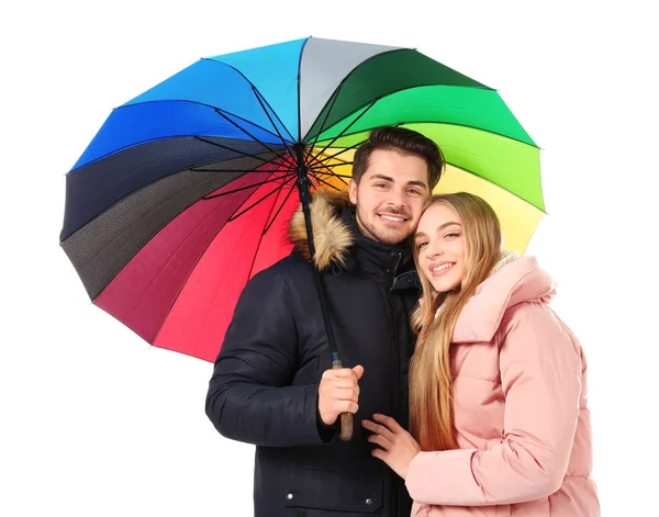 Jovem casal romântico com guarda-chuva colorido no fundo branco — Fotografia de Stock