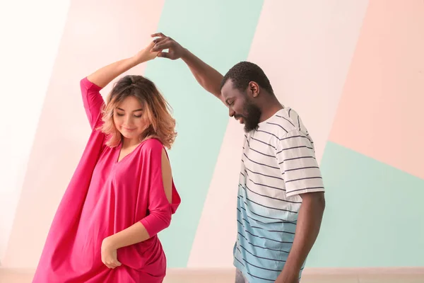 Linda Pareja Interracial Bailando Contra Pared Color — Foto de Stock