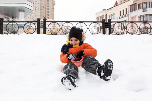 Netter Junge hat Spaß im verschneiten Park im Winterurlaub — Stockfoto