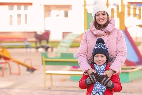 Jeune femme avec petit garçon à l'extérieur. Adoption d'enfants — Photo