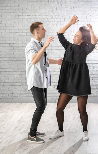 Jeune Couple Amoureux Dansant Dans Salle Lumière — Photo