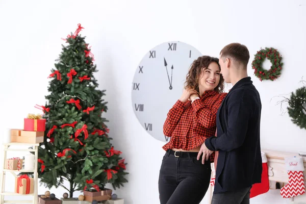 若いカップルのクリスマスの日に家でダンスを愛する — ストック写真
