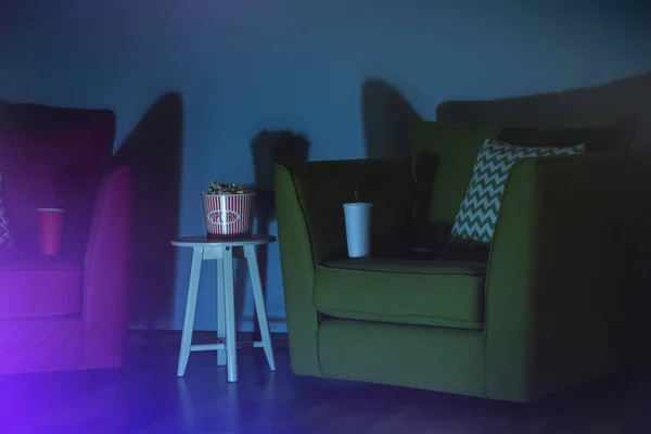 Komfortowe Fotele Popcornem Napojami Kino Domowe Oglądając Film — Zdjęcie stockowe