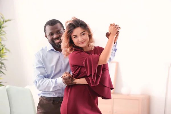 Linda Pareja Interracial Bailando Casa — Foto de Stock