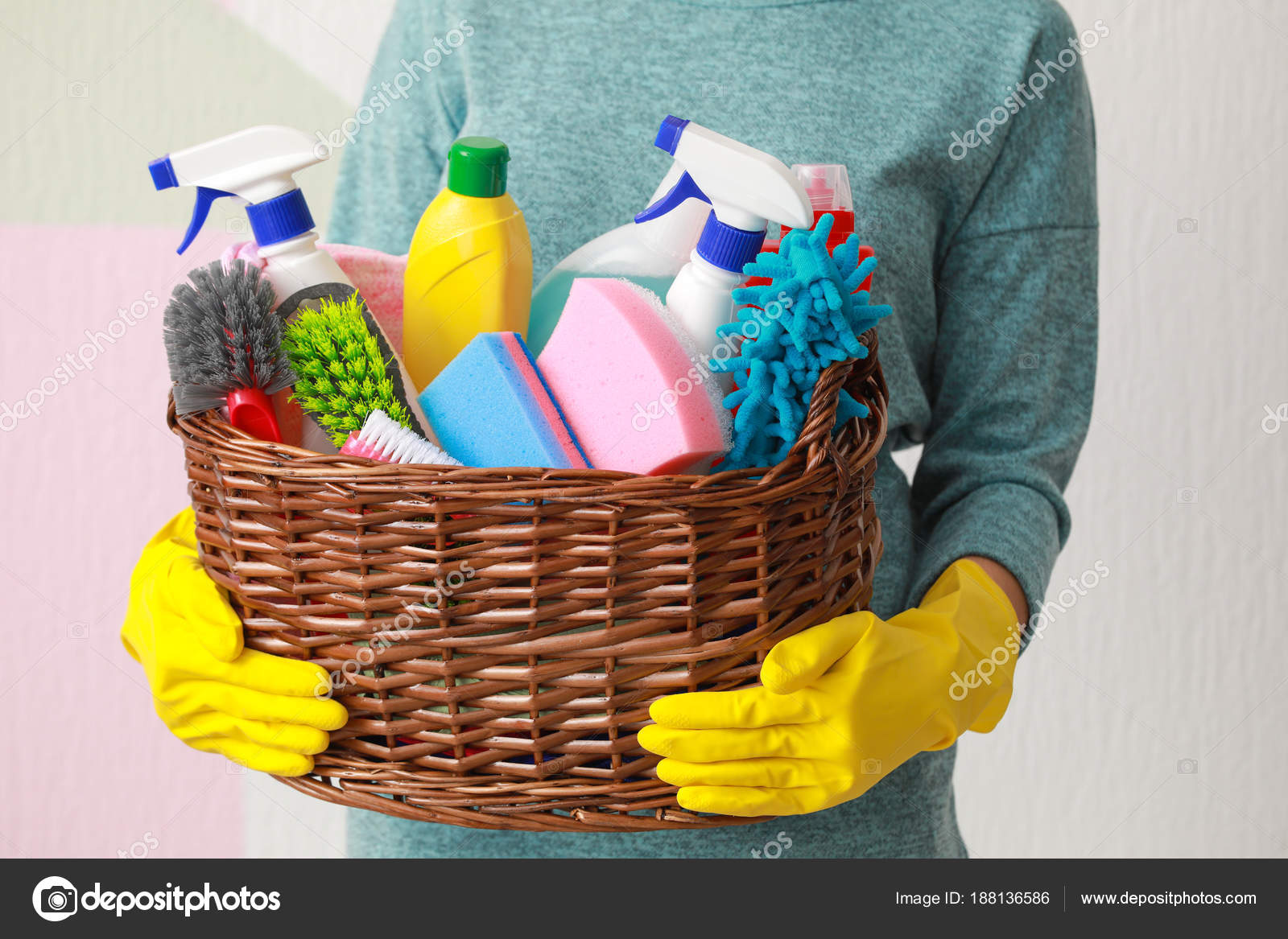https://st3.depositphotos.com/1177973/18813/i/1600/depositphotos_188136586-stock-photo-woman-holding-basket-with-cleaning.jpg