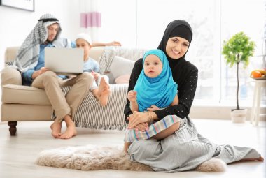 Mutlu Müslüman aile evde vakit geçiriyor.