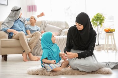 Mutlu Müslüman aile evde vakit geçiriyor.