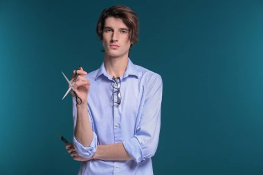 Renkli arka planda profesyonel kuaför