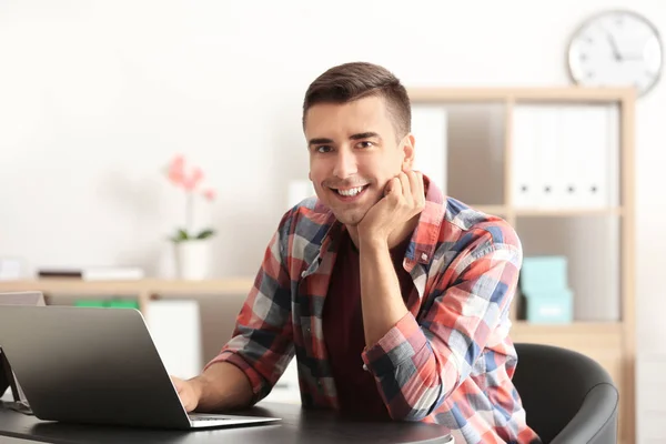 Portret van een jonge man die werkt in office — Stockfoto