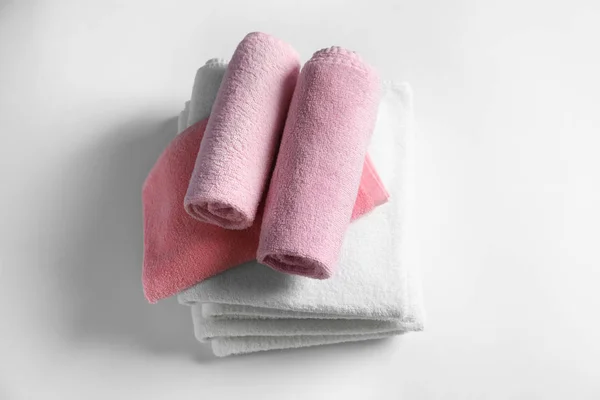 Schone handdoeken op witte achtergrond — Stockfoto
