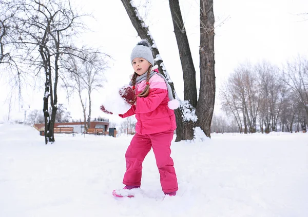 Ładna dziewczyna w snowy park na ferie zimowe — Zdjęcie stockowe
